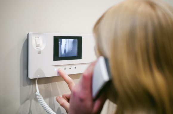 Professionnel pour l'installation d'un interphone avec visiophone dans copropriété à Belfort