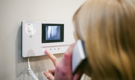 Professionnel pour l'installation d'un interphone avec visiophone dans copropriété à Belfort